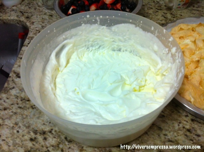 Enquanto o merengue vai assando do forno, bata o creme de leite fresco na batedeira (siga as orientações do rótulo), acrescente açúcar até dar ponto de chantilly.